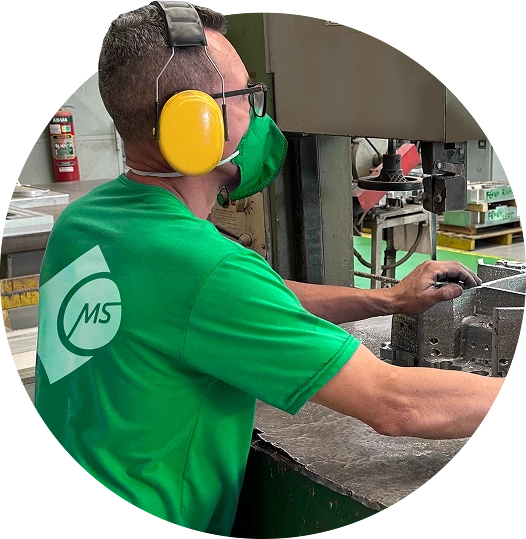 Homem trabalhando na análise de produtos para garantir qualidade